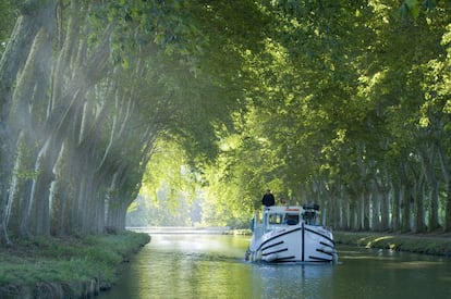 El Canal du Midi cerca de la fortaleza de Carcasona, en la región francesa de Occitania.