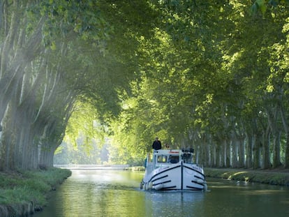 El Canal du Midi cerca de la fortaleza de Carcasona, en la región francesa de Occitania.