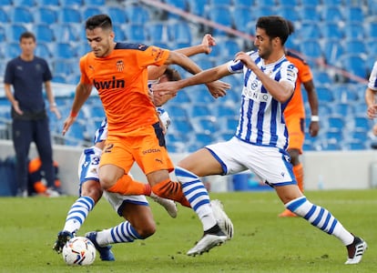 Maxi Gómez disputa el balón con Mikel Merino.