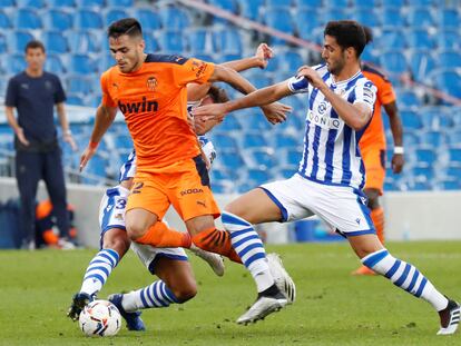 Maxi Gómez disputa el balón con Mikel Merino.