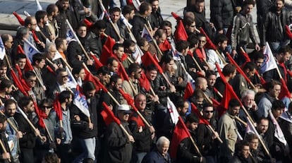 Manifestantes del sindicato PAME durante la marcha en Atenas.