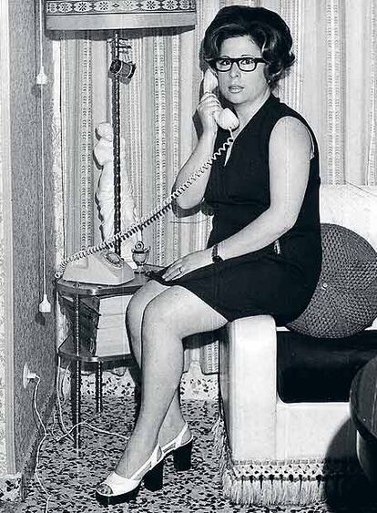 Loli, en su casa &#39;corredor&#39; de Lavapiés en 1960. Con el vestido modelo años sesenta y los zapatos de plataforma.