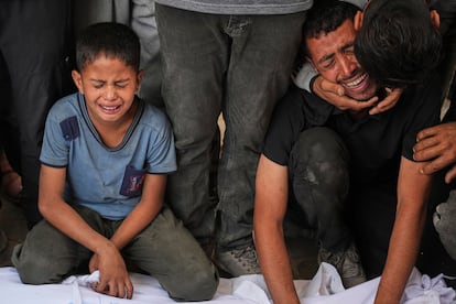 Familiares de un fallecido en un ataque israelí, este sábado en el Hospital Al-Shifa de Ciudad de Gaza.