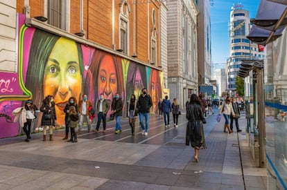 Personas con mascarilla pasean por la Gran Vía de Madrid. Getty Images
 