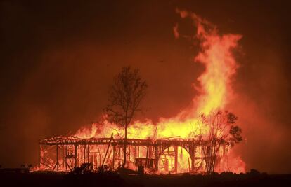 El histórico granero Round Barn, en Santa Rosa, devorado por el fuego que afecta a las zonas vitivinícolas de California.