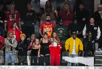 Ice Spice, Donna Kelce, Ashley Avignone, Jason Kelce (atrás), Taylor Swift y Blake Lively en la Super Bowl entre los Kansas City Chiefs y los San Francisco 49ers en Las Vegas, Nevada, en febrero de 2024.