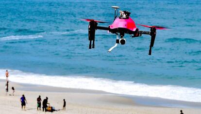 Un drone sobrevuela la playa de Biscarrosse, en Francia.