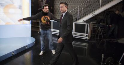 Bartomeu entra al plató de 8 Tv, antes de la entrevista.