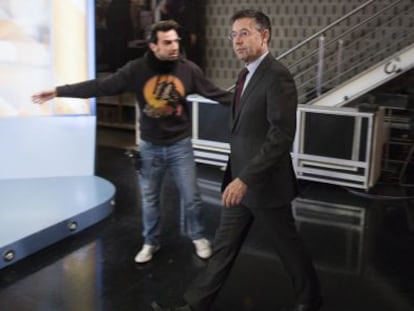 Bartomeu entra al plat&oacute; de 8 Tv, antes de la entrevista.