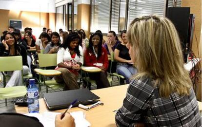 Sonia Castedo, ayer, durante su encuentro con alumnos del instituto Leonardo da Vinci de Alicante.