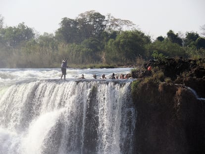 Varias personas se bañan en la llamada la Piscina del Diablo, en el lado de Zambia de las cataratas Victoria.