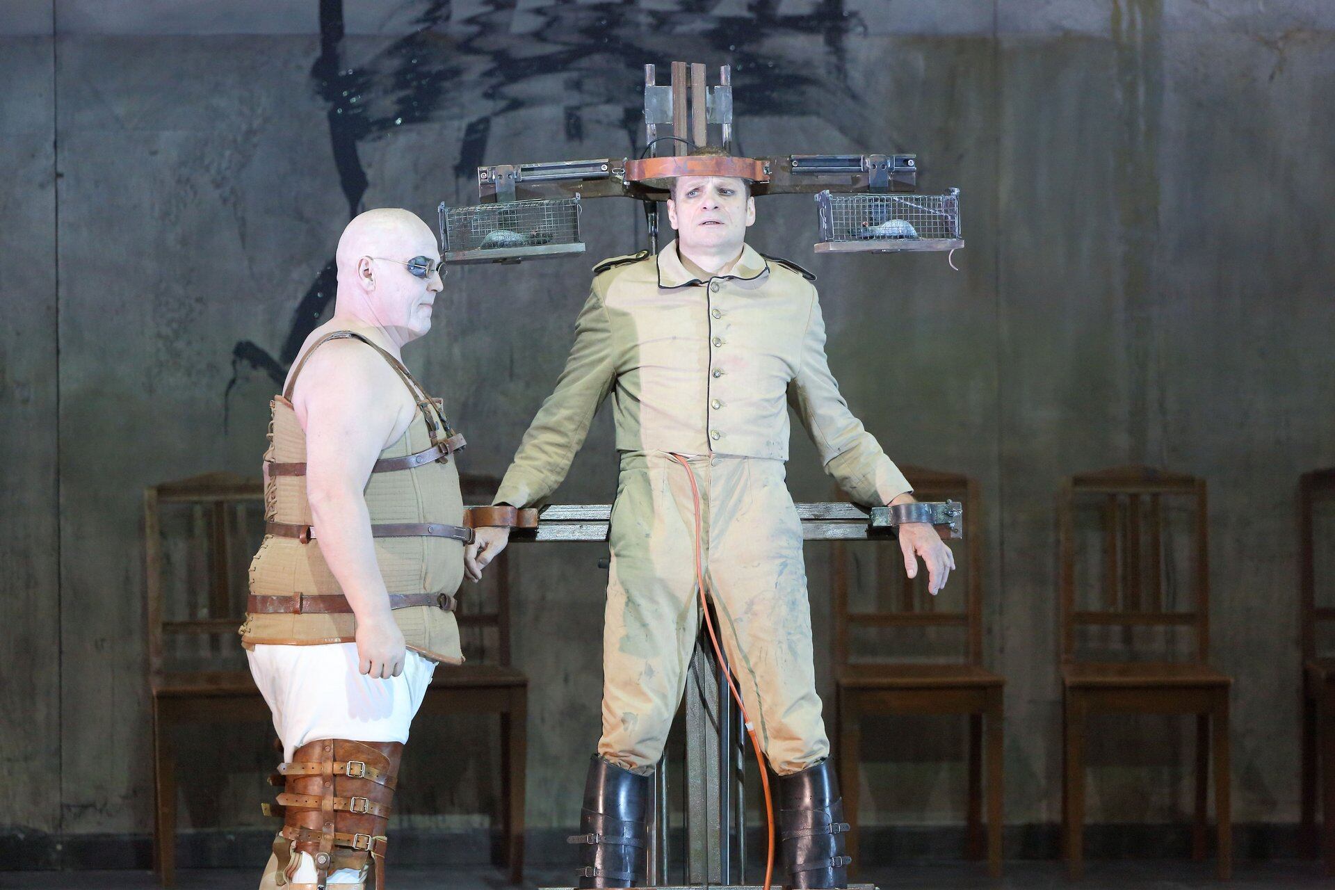 Wozzeck (Simon Keenlyside en la producción original de la Bayerische Staatsoper que podrá verse ahora en Valencia, con Peter Mattei encarnando al protagonista), vejado y sometido a los macabros experimentos del médico de su cuartel.