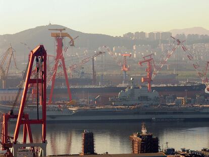 Portaaviones chino atracado en el puerto de Dalian, en la provincia de Lianoning, al noreste de China.