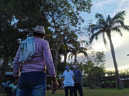 El campesino, de espaldas, cuyo rastro se había perdido hace 35 años.