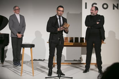 Alejandro Amenábar agradece el premio ICON Icono ante la mirada de Karra Elejalde y Boris Izaguirre. 