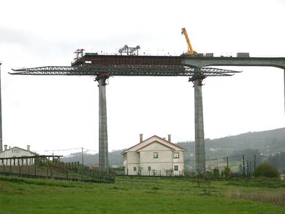Obras de construcción del viaducto del tren de alta velocidad a su paso por la parroquia compostelana de O Eixo.