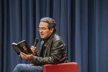 El escritor Juan Gabriel Vásquez lee un fragmento del libro