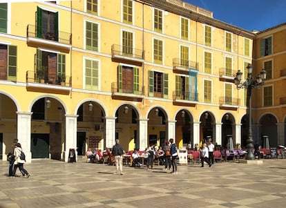 Under Phase 1, sidewalk cafés will be able to open, albeit at 30% of their usual capacity.