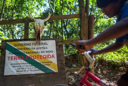 A área, de mais de 500 hectares, foi reconhecida em 2013 pela Funai, mas aguarda assinatura do ministério da Justiça e homologação da presidência para ser oficializada. Enquanto isso, uma parte do terreno é alvo de briga na Justiça. O advogado Antonio Tito Costa reivindica 72 hectares da terra.