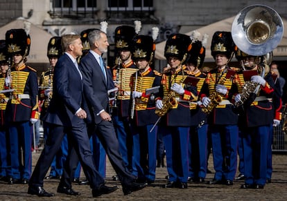 Guillermo de Países Bajos y Felipe VI de España pasan revista a la guardia de honor frente al Palacio Real en Ámsterdam.