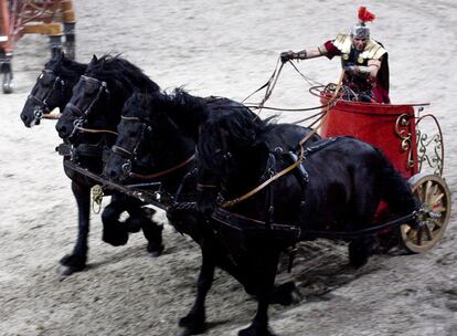 Hasta que Nicki Pfeifer, el domador de caballos, no dio el visto bueno (en enero de 2008), nada del proyecto parecía posible. La escena fundamental, la carrera de cuadrigas en la que Judá Ben Hur y Mesala luchan por la gloria o la muerte, debía trasladarse a tamaño real. Al final habrá cinco cuadrigas, veinte caballos andaluces que llevan entrenándose año y medio. A diferencia de la película, en la escena sí suena música. La partitura corre a cargo de Stewart Copeland, ex batería de The Police y compositor de bandas sonoras como 'La ley de la calle' o 'Rapa Nui'.