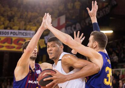 Tavares, entre Tomic y Claver.