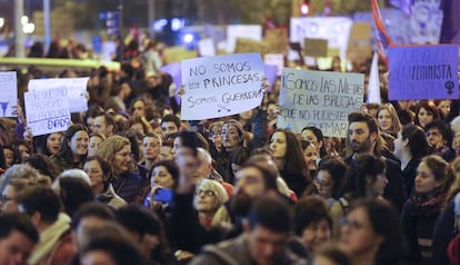 Centenars de persones llueixen pancartes en la marxa del Dia de la Dona.