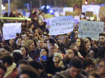 Centenars de persones llueixen pancartes en la marxa del Dia de la Dona.