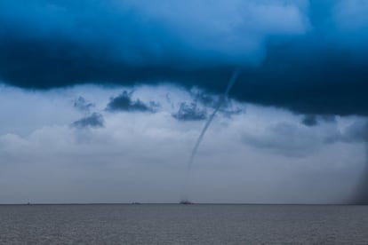 Um dos navios parece jorrar água em um céu nublado, na costa de Serra Leoa.