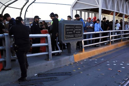 Migrantes que buscan asilo en Estados Unidos esperan en el Puente Internacional Paso del Norte, en Ciudad Juárez (México). El 13 de septiembre de 2024.