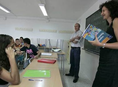 Montse (en inglés) y Vicente imparten Ciudadanía en el instituto Las Lomas de Alicante.