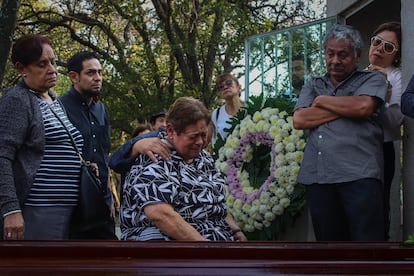 Laura Cabañas, madre de Julio César Cervantes, junto al féretro de su hijo, el 12 de noviembre en Ciudad de México.