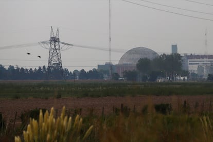 Vista de la planta nuclear Atucha I en Zárate, a las afueras de Buenos Aires, el 1 de marzo.