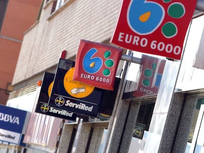 Entrada de varias sucursales bancarias en una calle de Madrid.