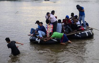 Migrantes y residentes atraviesan el río Suchiate en la frontera entre México y Guatemala