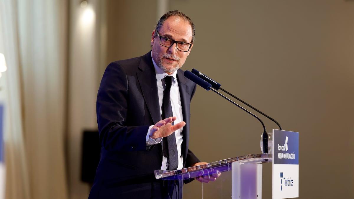 El director de EL PAÍS defiende la transparencia en el ejercicio del periodismo: “O es honesto o no es periodismo”