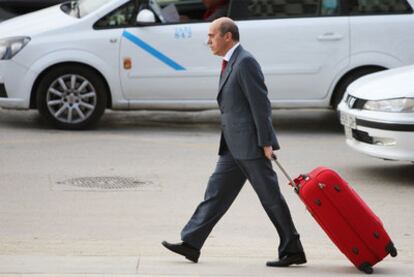 José María del Nido, presidente del Sevilla, ayer en la entrada de los juzgados de Málaga.