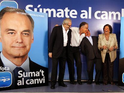 Pedro Agramunt, Esteban González Pons, Alfonso Rus y Rita Barberá, anoche, en el inicio de la campaña del PP en Valencia.