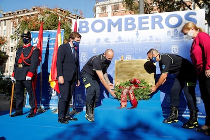 El alcalde de Madrid, José Luis Martínez-Almeida (segundo por la izqda.), el viernes pasado durante el acto de homenaje a los diez bomberos fallecidos en el incendio de los Almacenes Arias, en 1987.