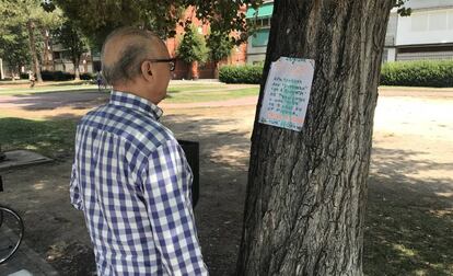 Cartel de aviso sobre el incidente colocado en el parque.