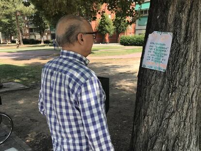 Cartel de aviso sobre el incidente colocado en el parque.