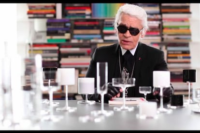 La marca Lagerfeld se puede aplicar a cualquier objeto, incluso del hogar. Este año se asoció con la casa cristalera Orrefors, la misma que sirve a la casa real sueca, para lanzar una línea de vasos y copas. Los tienes a tu disposición en Colette y los precios son muy variables, desde los 100 euros de un vaso para el agua a 170 por una copa de vino negra. Ideal para listas de boda cool.