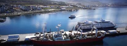 El arrastrero 'Echizen Maru', que opera para Newsan Food, en el puerto de Ushuaia, en Tierra de Fuego (Argentina).