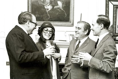 Un brindis por la victoria de Massiel en Eurovisión en 1968. Acompaña a la cantante su padre, Emilio Santamaría, a la derecha de ella en la imagen.