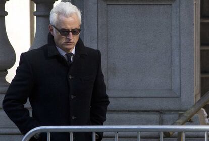 John Slattery, actor de la serie 'Mad Men', llega a la despedida. 