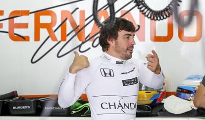 Fernando Alonso, antes de la primera sesión de entrenamientos en Sepang.