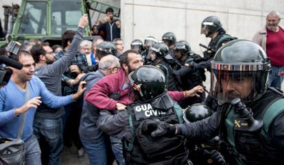 La Guardia Civil irrumpe en el pabell&oacute;n deportivo de Sant Juli&agrave; de Ramis para evitar la votaci&oacute;n el 1 de octubre.