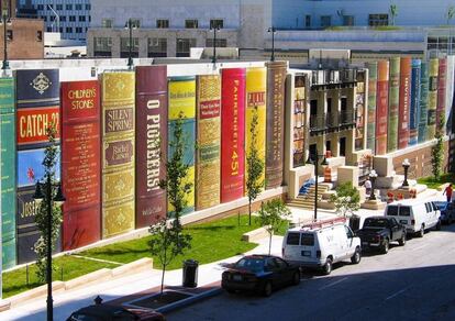 <strong>Biblioteca pública en Kansas (EE.UU.).</strong> Este edificio parece gustarle a mucha gente pero, que queréis que os diga, lo de que la fachada de una biblioteca imite lomos de libros y los escalones de acceso también tengan forma de volúmenes tiene pinta de ser la típica idea de alguien que hace el signo de las comillas con los dedos mientras pregunta muchas veces: "¿Lo pillas?".