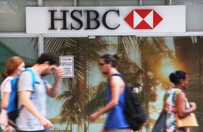 Pessoas diante de ag&ecirc;ncia do HSBC no Rio de Janeiro.