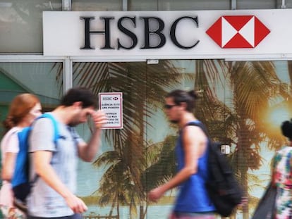 Pessoas diante de ag&ecirc;ncia do HSBC no Rio de Janeiro.